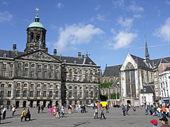 The Royal Palace ("Koninklijk Paleis") and the Niuwekerk (New church) - Amsterodam, Nizozemsko