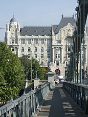 The Gresham Palace viewed from the Széchenyi Chain Bridge - Budapešť, Maďarsko