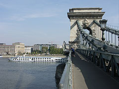 The view of Széchenyi Chain Bridge (in Hungarian "Széchenyi Lánchíd") over River Danube (looking towards Pest) - Budapešť, Maďarsko