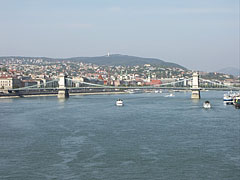 The Széchenyi Chain Bridge ("Lánchíd") over the wide Danube River, as seen from the Elisabeth Bridge - Budapešť, Maďarsko