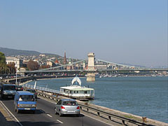 The lower embankment in Buda, as well as the Danube River and the Széchenyi Chain Bridge, viewed from the riverbank of Buda - Budapešť, Maďarsko