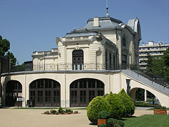 The Stefánia Palace was originally an aristocrat casino, then home of acting companies, and today it is a famous event venue - Budapešť, Maďarsko