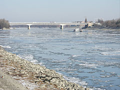 The Árpád (or Arpad) Bridge over the icy Danube River, viewed from Óbuda district - Budapešť, Maďarsko