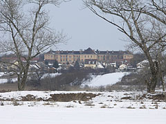 The surroundings of the Szilas Stream in winter, with the Szerb Antal High School in the distance - Budapešť, Maďarsko