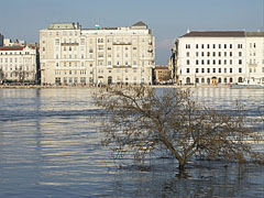 UNESCO listed protected buildings on the Pest-side Danube bank (fortunately from the river they don't need to be protected) - Budapešť, Maďarsko