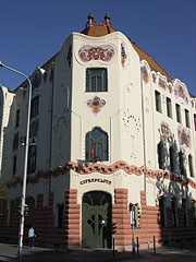 The Art Nouveau style "Cifrapalota" or Cifra Palace, since 1983 it houses the Kecskemét Gallery and museum - Kecskemét, Maďarsko