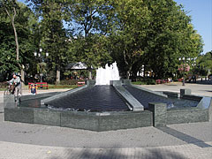 Contemporary fountain in the park - Kecskemét, Maďarsko