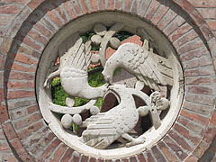 Circular-shaped stone "window" with bird figurines in the "Medieval Ruin Garden" - Székesfehérvár (Stoličný Bělehrad), Maďarsko