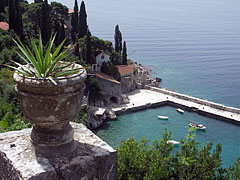 Beach and harbour - Trsteno, Chorvatsko