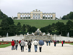 The view of the Gloriette and the Neptune Fountain from the palace - Vídeň, Rakousko