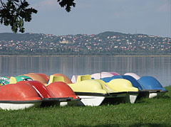 Pedal boats on the lakeshore, and on the other side of the Velencei Lake these are the houses of Sukoró village on the hillside - Agárd, Maďarsko