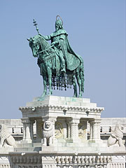 Statue of Saint Stephen I (in Hungarian "Szent István"), the first king of Hungary at the Fisherman's Bastion - Budapešť, Maďarsko