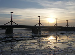 The Lágymányosi Bridge ("Lánymányosi-híd", later Rákóczi Bridge) over the icy Danube River at sunset - Budapešť, Maďarsko