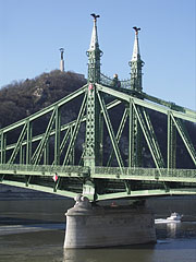 The Pest-side tower (pylon) of the Liberty Bridge ("Szabadság híd") in front of the Gellért Hill - Budapešť, Maďarsko