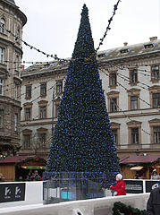 Simply decorated, puritan Christmas tree - Budapešť, Maďarsko