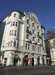 Stateful five-story Art Nouveau (secession) style residental building, with among others the "Fagyöngy" Pharmacy downstairs - Budapešť, Maďarsko