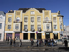 A yellow building and the tram stop - Budapešť, Maďarsko