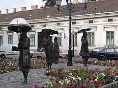 "Awaiting people", life-size bronze statues of four female figures with umbrellas in their hands, in the old town of Óbuda - Budapešť, Maďarsko