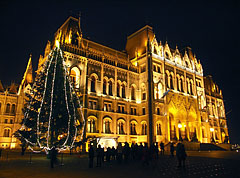 The night illumination of the Hungarian Parliament Building, and the Country's Christmas Tree ("Ország Karácsonyfája") in front of it - Budapešť, Maďarsko