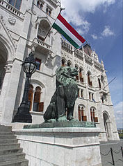 One of the bronze guardian lions at the main entrance of the Hungarian Parliament Building, on the right side of the stairs - Budapešť, Maďarsko