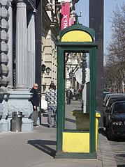 A telephone booth beside the House of Terror Museum - Budapešť, Maďarsko