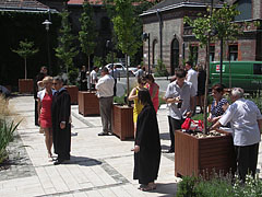 Photoshooting after the graduation ceremony in the courtyard of the university - Budapešť, Maďarsko