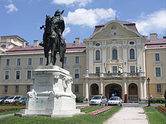 Equestrian statue of Coloman Prince of Galicia-Lodomeria (1208-1241) at the Szent István University of Gödöllő - Gödöllő, Maďarsko