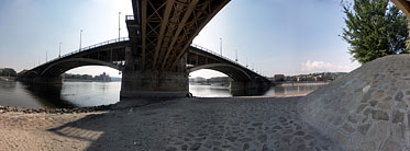 Margaret Island (Margit-sziget), Under the Margaret Bridge - Budapeşte, Macaristan