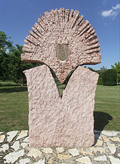 This stone column of the Jubilee Memorial with the coat of arms of the Ajka symbolizes the town itself - Ajka, Macaristan