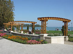 The arbors in the Rose Garden and a lot of flowers (the current park was developed in 2009) - Balatonfüred, Macaristan