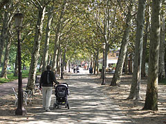 The lakeside promenade in autumn - Balatonfüred, Macaristan