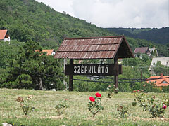 The welcome sign of the lookout point called "Szépkilátó" beside the road - Balatongyörök, Macaristan