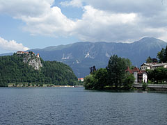 Panorama of Lake Bled, and the high mountains of the Julian Alps in the distance - Bled, Slovenya