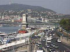 Traffic on the Pest embankments, and the Széchenyi Chain Bridge in the distance - Budapeşte, Macaristan