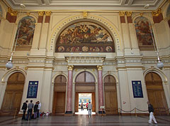 The decorated waiting hall of the Keleti Railway Station (the so-called Lotz Hall) - Budapeşte, Macaristan