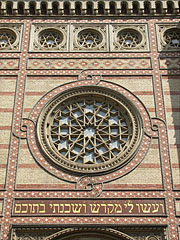 Rose window decorated with six-pointed stars on the main facade of the synagogue - Budapeşte, Macaristan