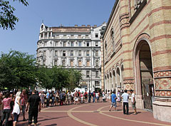 Visitors are waiting to enter in front of the synagogue - Budapeşte, Macaristan