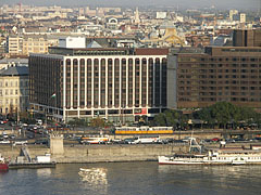 The well-known hotels on the Pest-side banks of the Danube: the Hotel Sofitel Budapest and the Hotel InterContinental - Budapeşte, Macaristan