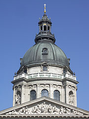 The dome of the neo-renaissance style Roman Catholic St. Stephen's Basilica - Budapeşte, Macaristan