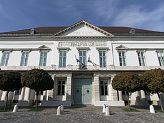 The neoclassical style Sándor Palace (or "Alexander Palace", in Hungarian "Sándor-palota"), residence and office seat of the President of Hungary - Budapeşte, Macaristan