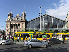 A yellow Combino tram in the stop in front of the Nyugati Railway Station - Budapeşte, Macaristan