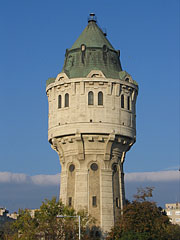 Unique rolling cloud-front is coming behind the Water Tower of Újpest - Budapeşte, Macaristan