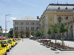 Taxi stand and small park in the north part of the Baross Square, near the Keleti Railway Station - Budapeşte, Macaristan