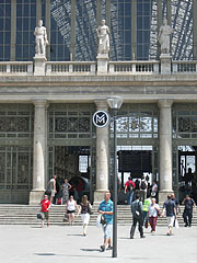 The main entrance of the Keleti Railway Station - Budapeşte, Macaristan