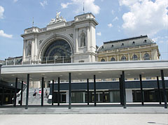 The Keleti Train Station with the half covered modern pedestrian subway system - Budapeşte, Macaristan