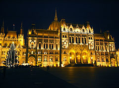 The night lighting of the Hungarian Parliament Building before Christmas - Budapeşte, Macaristan