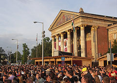 The Hall of Art Budapest ("Műcsarnok") in the light of the setting sun, as well as crow in front of it, gathering for a musical event - Budapeşte, Macaristan