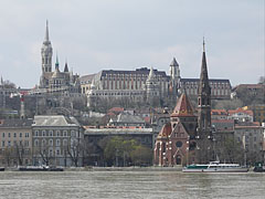 The Danube bank in Buda and the Szilágyi Dezső Square Reformed Church, as well as the Matthias Church, the Fisherman's Bastion and the Hotel Hilton on the castle hill - Budapeşte, Macaristan