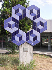 Sculpture made of Zsolnay ceramic tiles in the square in front of the railway station (created by Victor Vasarely in 1986) - Budapeşte, Macaristan