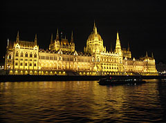 The Hungarian Parliament Building ("Országház") and the Danube River by night - Budapeşte, Macaristan